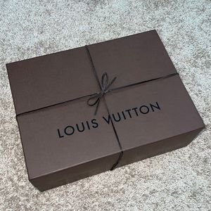 Louis Vuitton Medium / Large box with leather tie